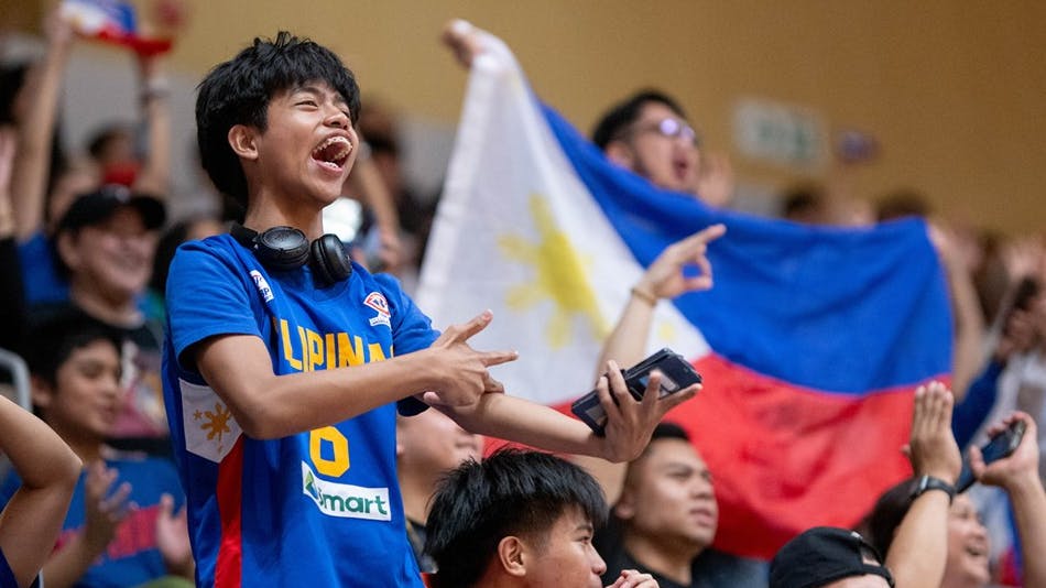 Filipino fans make Gilas